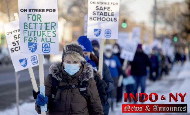 Parents worry about teachers in Minneapolis, so they set up picket lines for them