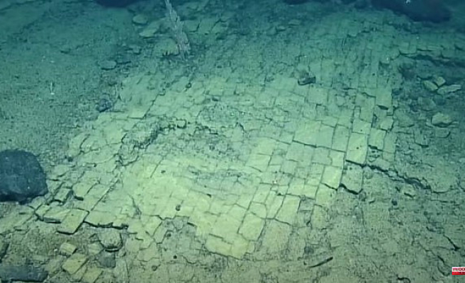 The Pacific Ocean hides the 'yellow brick road'