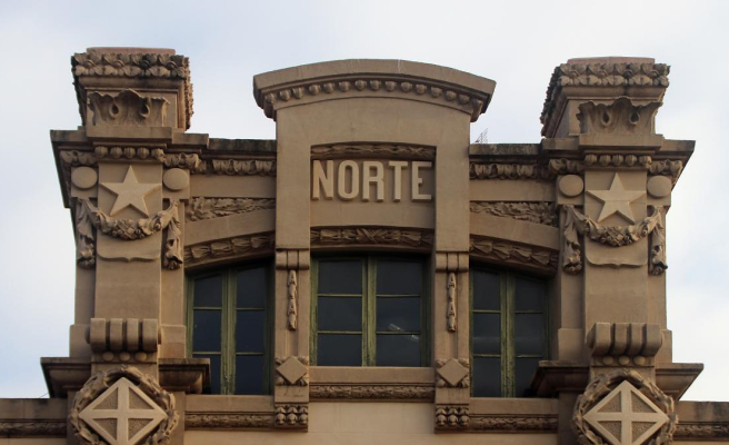 Do you know what the star of the North Station facade is due to?