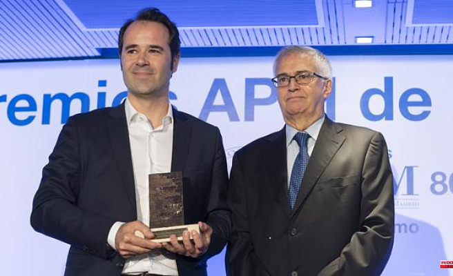 Javier Chicote collects the APM award for the best journalist of 2018