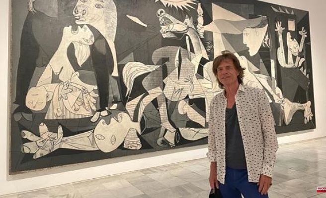 The Reina Sofía responds to criticism for the photo of Mick Jagger next to Guernica that its rules prohibit