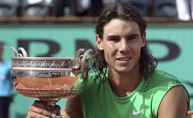 Why is the Roland Garros trophy called the 'Musketeers Cup', how much does it weigh and what is it made of?