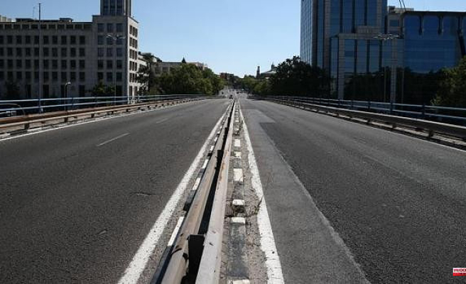 Two lanes cut on the Raimundo Fernández Villaverde bridge due to repair works