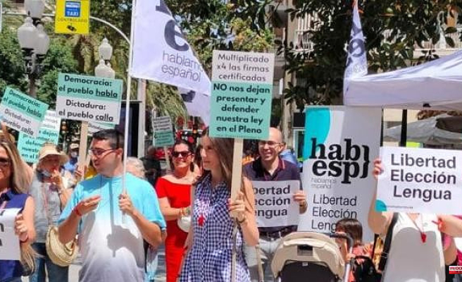 We speak Spanish protest against the Table of the Cortes for "censoring" its initiative of freedom of choice of language