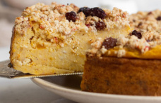 This is how autumn tastes: Nutty and mild in taste: Recipe for a creamy pumpkin cheesecake with crumbles