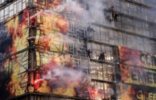 Activists wraps the building in a false flammehav...