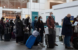 COVID delays holiday travel by thousands: "Omicron,...