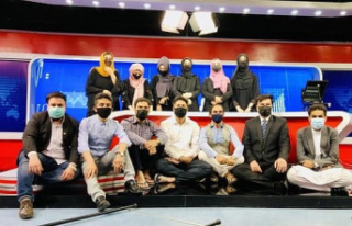 Afghan TV presenters cover their faces live in support...