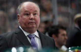 Bruce Boudreau keeps his job behind the Canucks bench