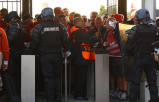 Chaos at the entrances to the Stade de France among...