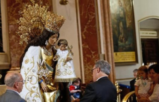 Kiss us to the Virgen de los Desamparados in Valencia:...