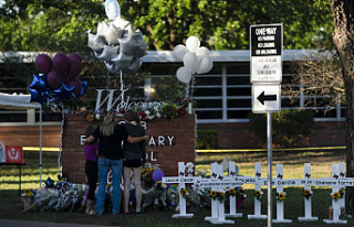 Police: Texas gunman stayed at school for more than...