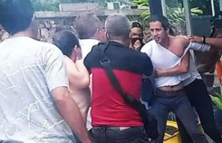 A group of Chavista radicals attack Guaidó on his...