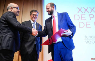El Correo gives one of its second prizes for the Ideal...