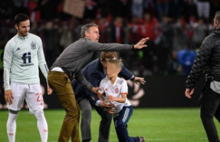 Luis Enrique protects a child who jumped for Asensio's...