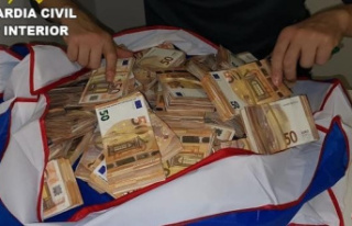 They discover 400,000 euros in wads of bills in the...