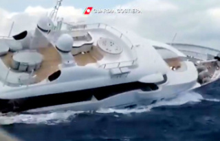 Damaged boat: 40-meter-long luxury yacht sinks off...