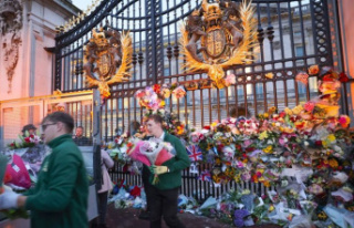 Farewell: again thousands of mourners at Buckingham...