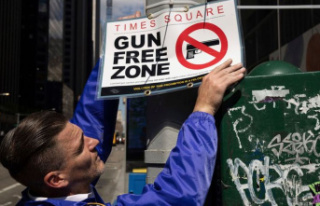 New York: Carrying firearms in Times Square again...