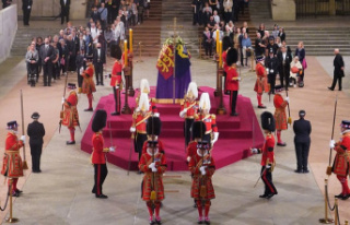 In front of the Queen's coffin: A security guard...