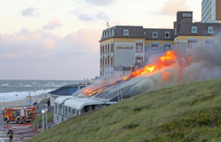 North Sea island of Sylt: fire on the beach promenade...