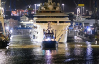 Hamburg: Fixed luxury yacht "Dilbar" on...