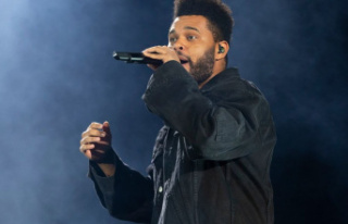 The Weeknd: Singer breaks off his concert in tears