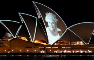 Illumination: Sydney Opera House with smiling Queen