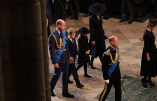 Princess Charlotte and Prince George: They walk behind...