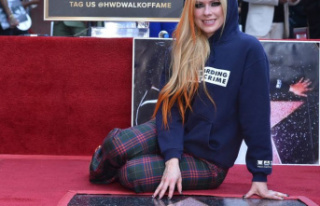Canadian singer: Avril Lavigne lounges on her new...