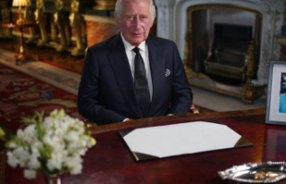 Speech to the Nation: Charles III. turns to Queen:...