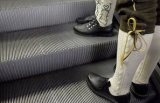 Customs: speed, escalator! Subway switches to Oktoberfest...
