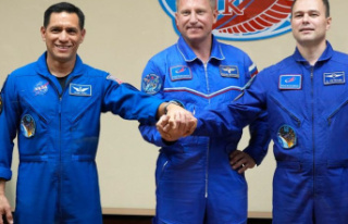 Space travel: Americans and two Russians fly together...