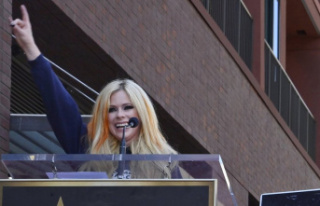Avril Lavigne: Singer honored with star on Walk of...