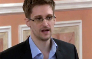 US whistleblower: Putin grants Snowden Russian citizenship
