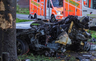 Kleve: car crashes into tree: three dead, including...