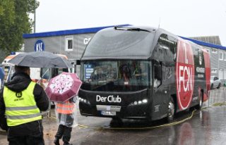 Karlsruhe: Instead of team bus: police bring fan bus...
