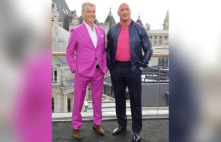 Pierce Brosnan: He looks great in a pink suit