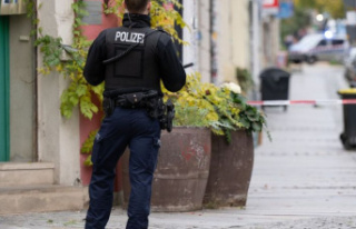 Dresden: Man possibly with a weapon at the window:...