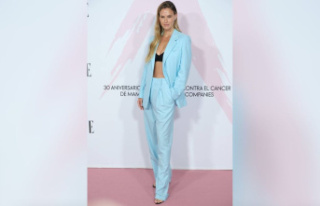 Bar Refaeli: She shows abs in a baby blue suit