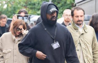 US rapper: Kanye West shows up at "Skechers"...