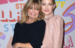 People: Kate Hudson congratulates mother Goldie Hawn...