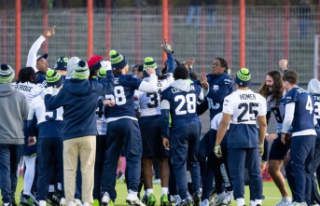 American Football: Seahawks with the first training...