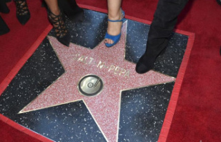 Hollywood: Salt-N-Pepa rappers honored with "Walk...