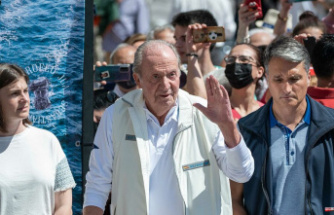 Spain: back from exile, ex-king Juan Carlos acclaimed for his first public appearance