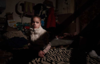Despite bombings, families with children refuse to evacuate eastern Ukraine