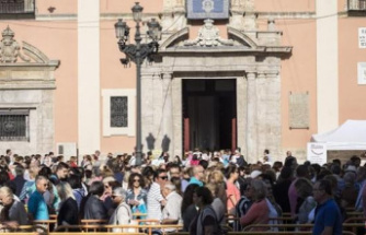 Large influx of public in the first Besamanos to the Virgen de los Desamparados post-pandemic in Valencia