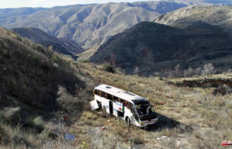 Two dead when a bus with twenty temporary workers overturned in Seville