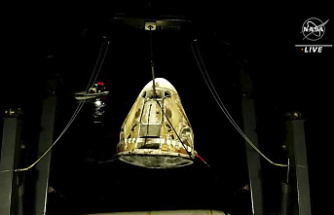 SpaceX sends 4 astronauts home after midnight splashdown