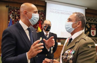León awards the gold medal of the city to the Civil Guard and the National Police